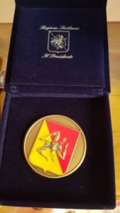 La medaglia assegnata dal Presidente della Regione Sicilia Nello Musumeci